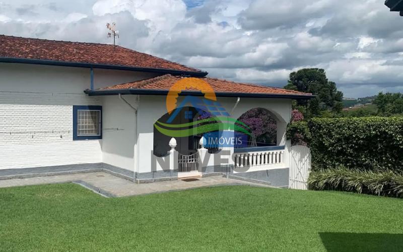Casa de esquina em Serra Negra, SP